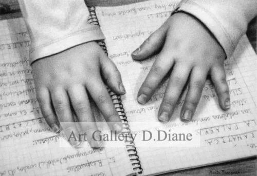 Manos de niña con cuaderno - 2001